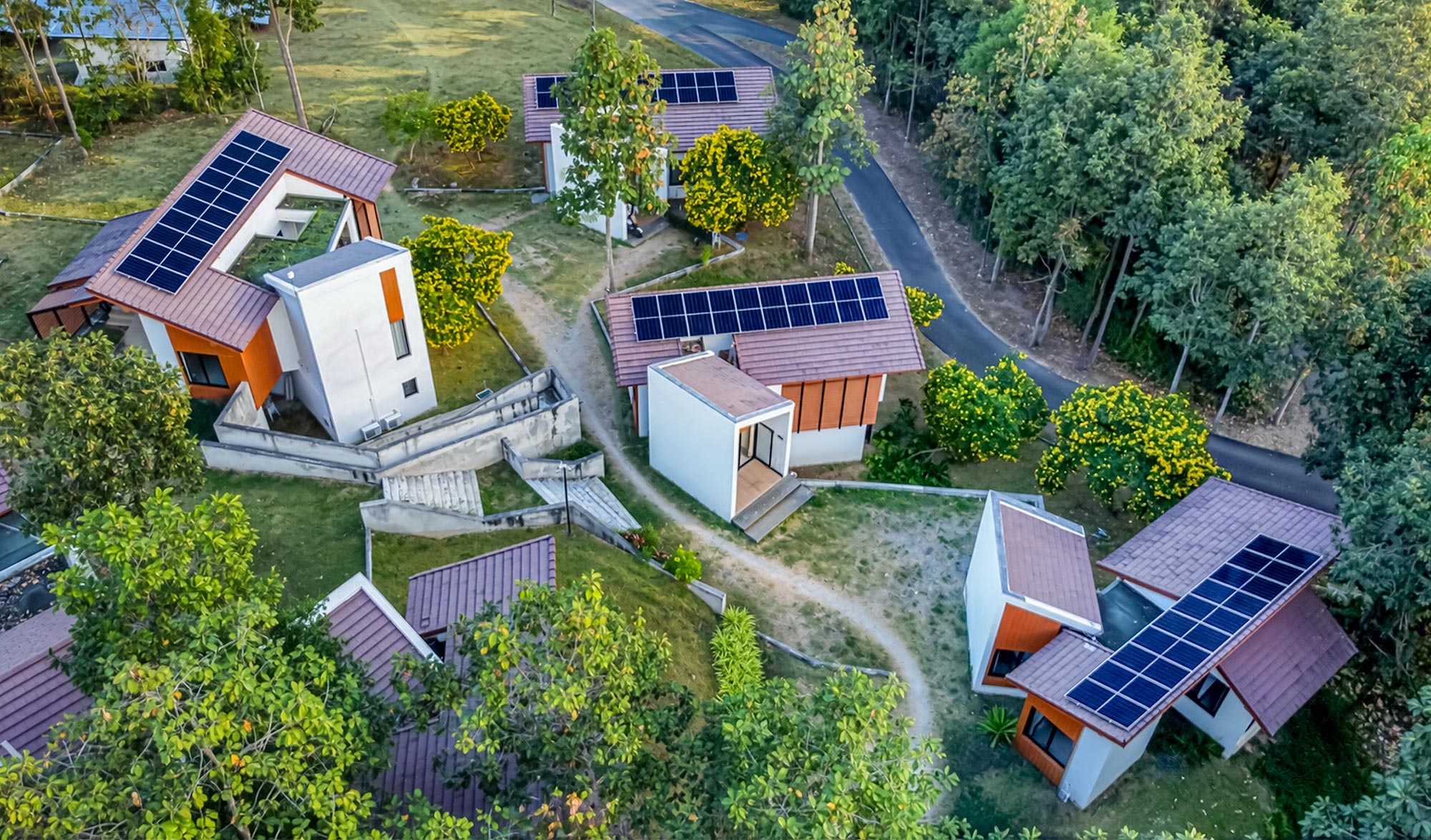 ภาพบ้านพลังงานอัจฉริยะ Solar PV รถยนต์ไฟฟ้า และระบบชาร์จ